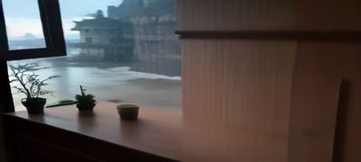 羞羞内容选择指南封面，手机屏幕展示多个平台图标，背景温暖柔和